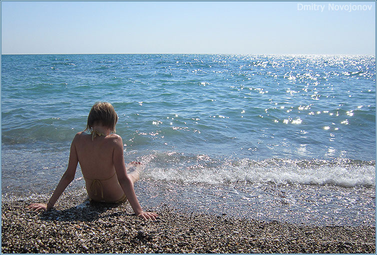 Девочка и Море : Солнце, прибой, ветерок, перспектива и... Мысли. (Фотограф Дмитрий Новоженов)